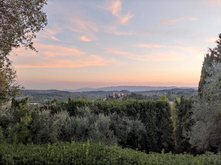 Blick nach Cannes und die Esterel Berge