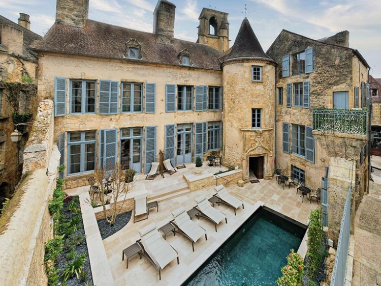 Hotel Le Petite Manoir in Sarlat-la-Canéda, Frankreich. Angenehmes, exklusives und traditionelles Hotel. Luxuriöse Zimmer und Schwimmbad. 